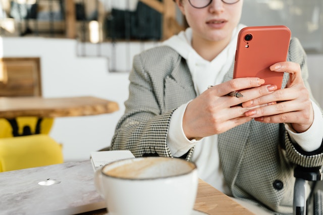Comment relancer une conversation avec une fille sur Tinder ou par SMS
