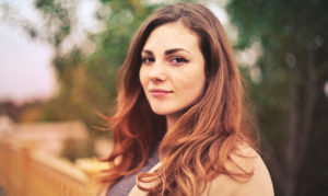 femme distante